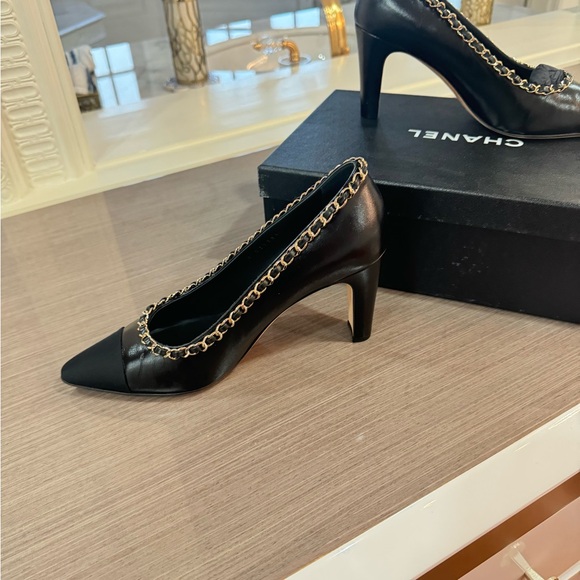 Black Chanel pumps with gold chain in great condition comes with box size 39 - Picture 2 of 8